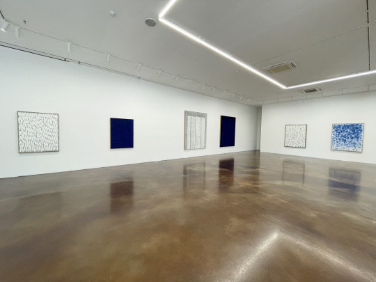 국제갤러리에서 진행 중인 하종현 개인전 전경. <사진=박은희 기자>